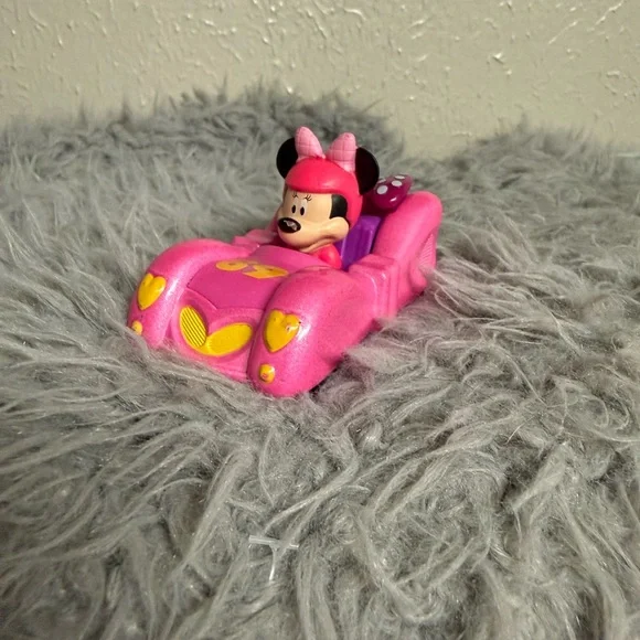 Disney Pink Minnie Mouse die cast Heart-Accent Ride-On Car - Picture 5 of 7